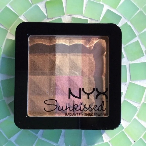 NYX Radiant Finishing Powder - Picture 2 of 5